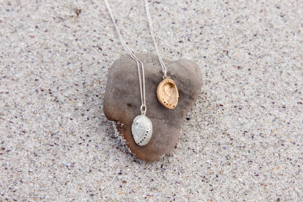 Perlemoen shell pendants